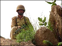 پاکستان فوج کا ایک اہلکار: فائل فوٹو