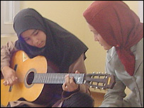 دختر افغان در حال آموزش گيتار در مزارشريف