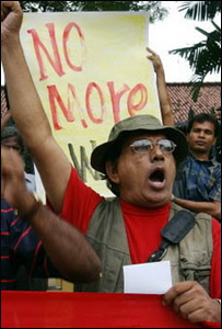 Dr. Vickramabahu Karunaratne in a protest (Library photo)