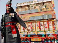 पाकिस्तान के लिए रवाना हुआ ट्रक