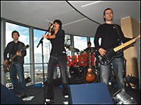 A banda Kosheen, durante apresentação na torre da BT, em Londres