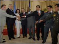 Jobim reunido com representantes latino-americanos no Haiti (Foto: Marcello Casal Jr/ABr )