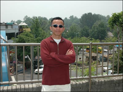 Tuấn Ngô trước căn cứ Yong-san