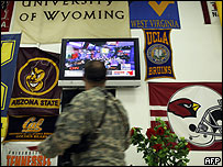 Soldado americano no Iraque assiste à cobertura das eleições 