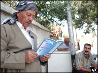 Taslak anayasayı gözden geçiren bir Iraklı