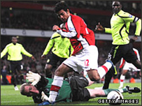 Carlos vela vượt qua thủ môn của Wigan