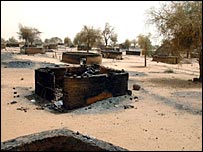 Darfur'da yakılmış bir köy