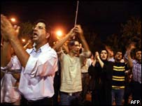 Manifestantes realizam protestos em Teerã