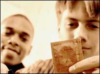 कंडोम को आसान एवं सुरक्षित माना जाता है