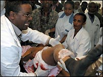 Médicos carregam ferido em hospital de Adis-Abeba