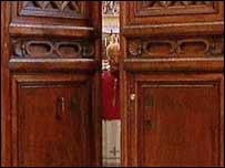 Kardinál zavírá bránu Sixtinské kaple