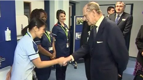 愛丁堡公爵與菲律賓女護士握手