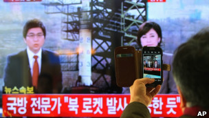 韩国首尔火车站民众拍下电视播报朝鲜发射火箭的画面（12/12/2012）