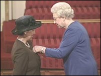 مهری نيکنام در حضور ملکه بريتانيا - عکس برگرفته از سايت بنياد ابن ميمون