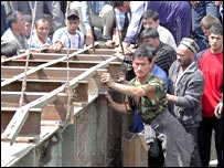 लोगों का पलायन जारी