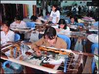 Các công nhân trong một xí nghiệp thêu