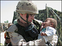 سرباز کانادايی در ميان مردان قبيله ای افغان در قندهار