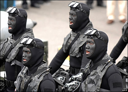 Binh lính Đài Loan hô to các khẩu hiệu trong lễ ăn mừng Quốc Khánh hôm 10 tháng Mười 2007 tại Đài Bắc.