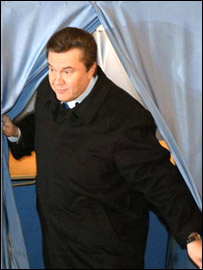 Viktor Janukovyč ve volební místnosti