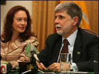 Maria Fernanda Espinosa, chanceler do Equador, e o colega Celso Amorim em coletiva em Quito (foto: Chancelaria equatoriana)