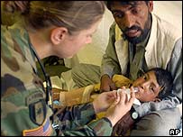 Criança sendo tratada no Paquistão