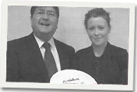 Lowri Davies yn cyflwyno'r plat i Huw Llywelyn Davies, Cadeirydd y Pwyllgor Gwaith. 