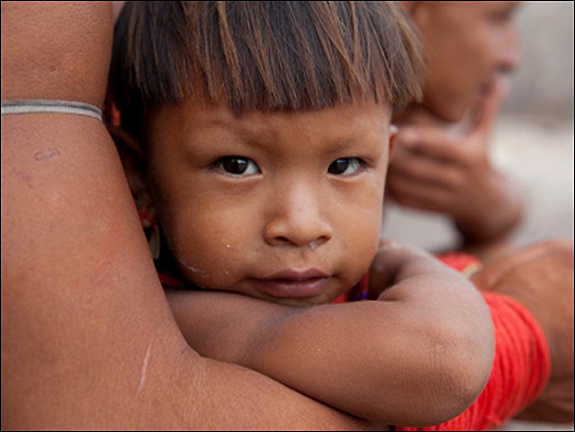 Niño indígena. Foto: Daniel Beltrá