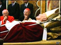 Papa'nın katafalka konulan naaşı