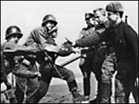 Quân Mỹ và Hồng quân Liên Xô gặp nhau bên sông Elbe tại Đức năm 1945