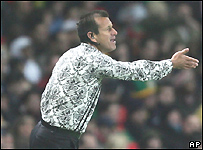 Dunga comanda a Seleção vestindo a polêmica camisa
