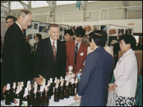 Thị trưởng San Francisco ông Frank Jordan (giữa) ghé quay hàng bia Việt Nam trong Vietnam Expo '94 ở San Francisco (hình Bùi Văn Phú)