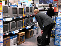 顾客在看电视机