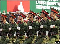 Binh lính Quân đội Nhân dân Việt Nam diễu binh trong buỗi lễ chính thức tại Buôn Ma Thuột