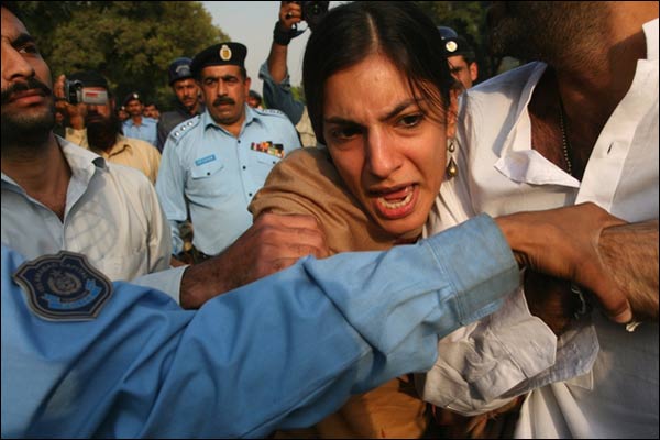 ایمرجنسی پر احتجاج و گرفتاریاں