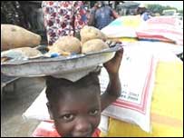 çocuk ve yiyecek tepsisi