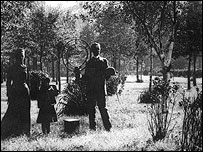 Stubblefield com o aparelho em sua casa (Pogue Library, Murray State Library)