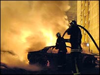 Zjarrfikësit përpiqen të shuajnë zjarrin