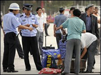 Cảnh sát kiểm tra thẻ căn cước của người thiểu số Uighur