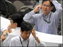 Operadores da bolsa de Tóquio (arquivo)