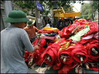 Người dân chuẩn bị cờ