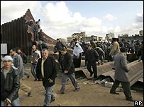 Người dân Gaza vượt qua biên giới sang Ai Cập