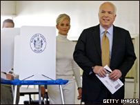 Ông McCain và vợ đi bỏ phiếu