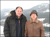 Ông Hoàng Công Tâm Đăng (phải) và một người bạn