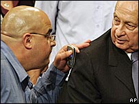 Omri (esquerda) e Ariel Sharon