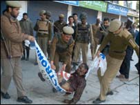 मारे गए चरमपंथी की लाश