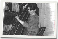 Mared yn chwarae telyn wreiddiol y Tywysog Chudadhuj ar ei hymweliad â Bangkok