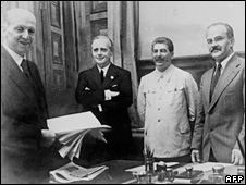  Ріббентроп, Сталін і Молотов після підписання угоди 