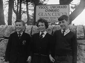 Llun a ddaeth o archif Llyfrgell Genedlaethol Cymru gyda rhai o ddisgyblion cyntaf Ysgol Glan Clwyd.