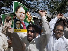 090526113717_nawaz_supporters_226.jpg