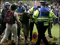 Policiais detêm manifestantes em Edimburgo